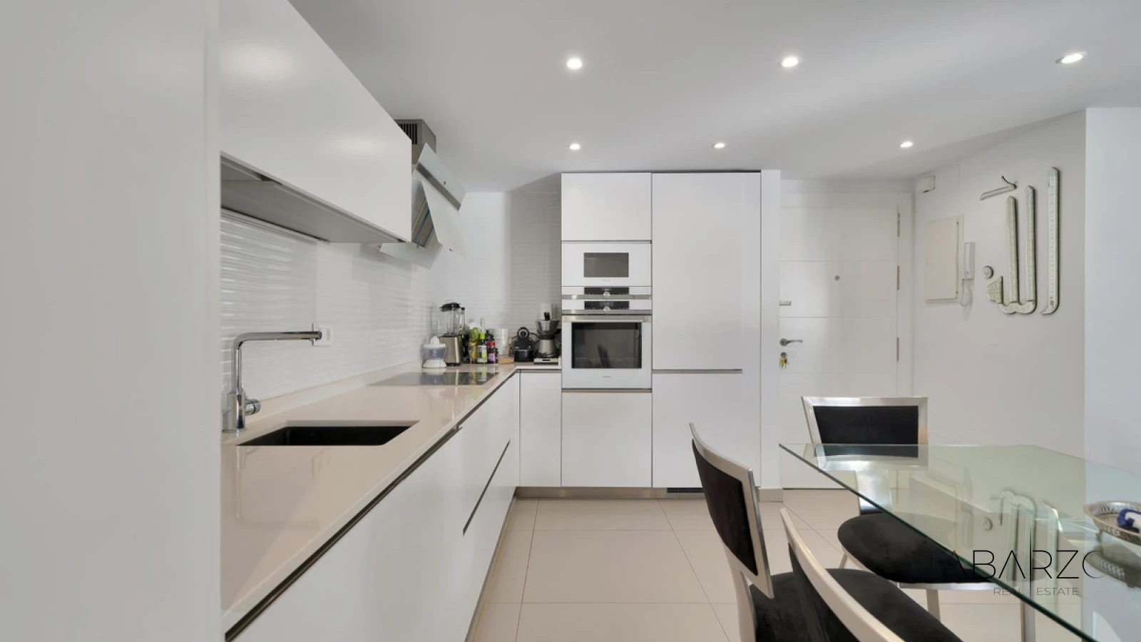 Renovated apartment with sea views on beachfront in Marbella Marina — interior, Marbella Centro, Marbella (25 of 33)