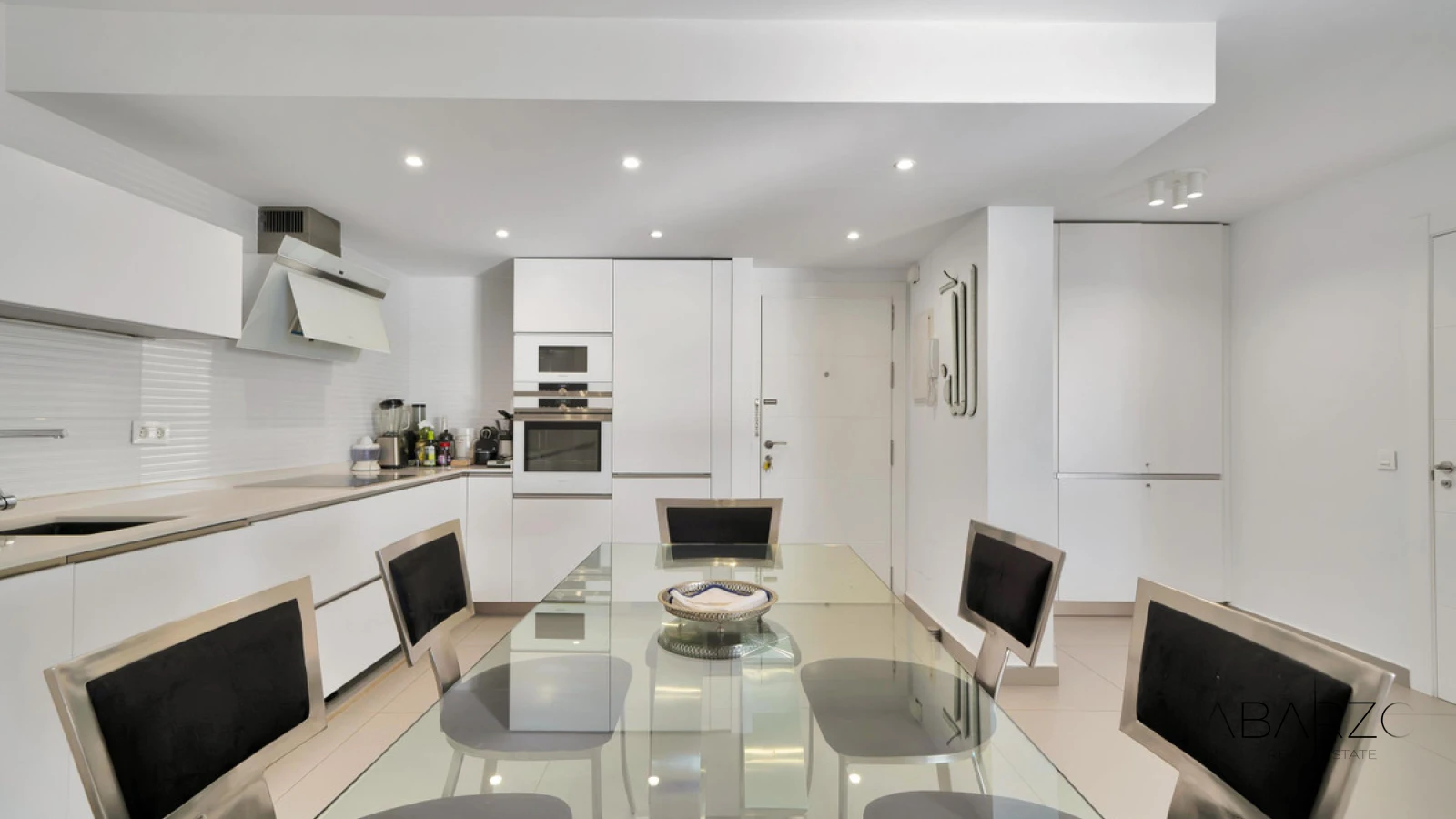 Renovated apartment with sea views on beachfront in Marbella Marina — interior, Marbella Centro, Marbella (24 of 33)