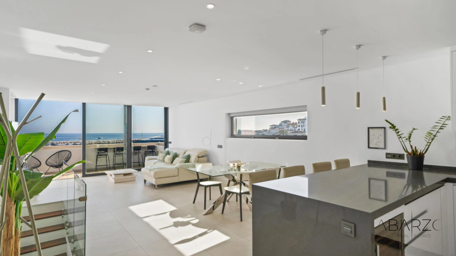 Dúplex renovado con vistas al mar en Puerto Banús, Marbella — luxury property for sale in Puerto Banús, Marbella