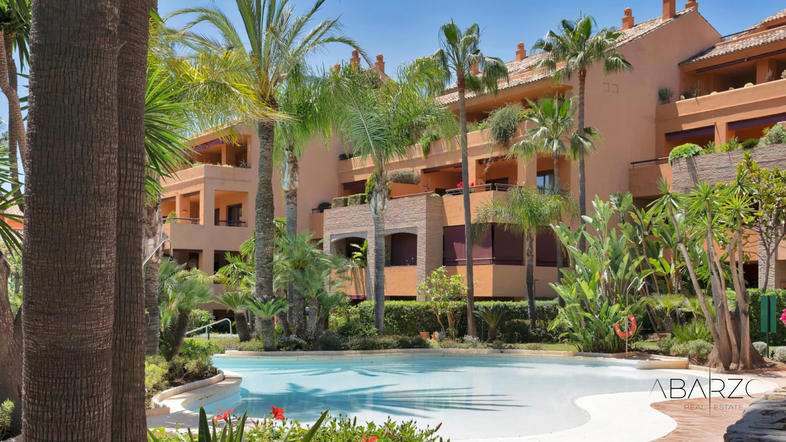 Apartamento frente al mar con terraza y estacionamiento en Marbella — luxury property for sale in Marbella East, Marbella