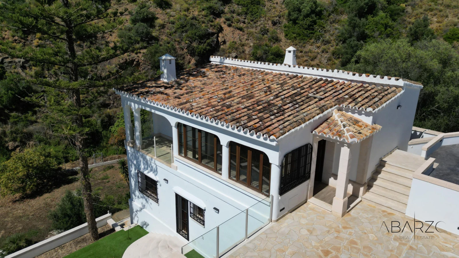 Villa Exclusiva en El Rosario con Vistas Panorámicas y Potencial de Construcción — luxury property for sale in Marbella East, Marbella
