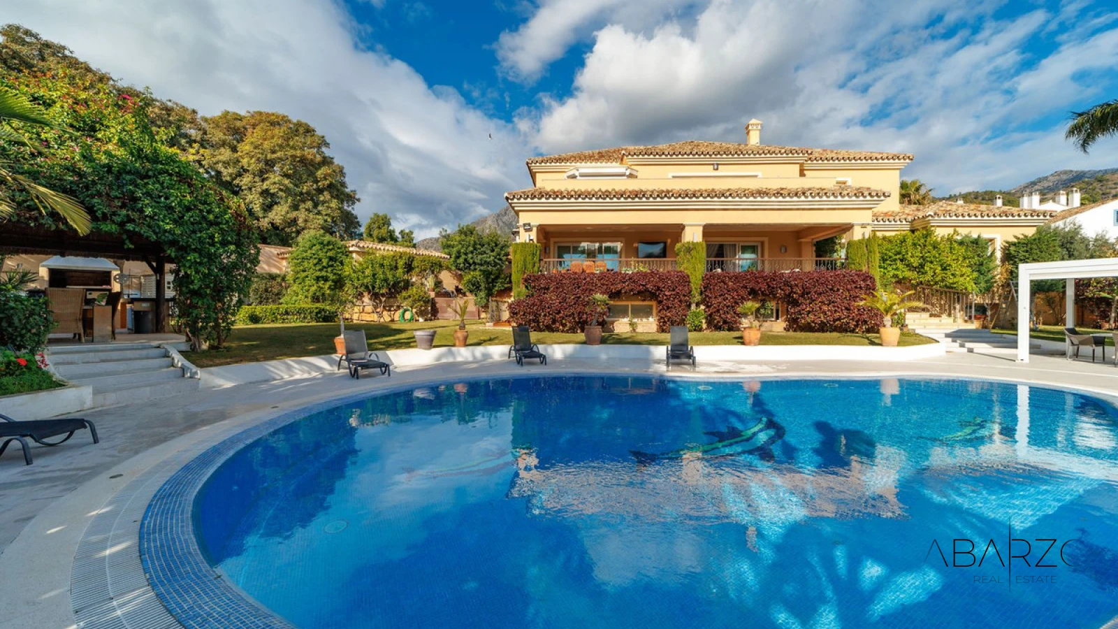 Villa independiente en Marbella con piscina cubierta, cine y gimnasio — luxury property for sale in Marbella Centro, Marbella