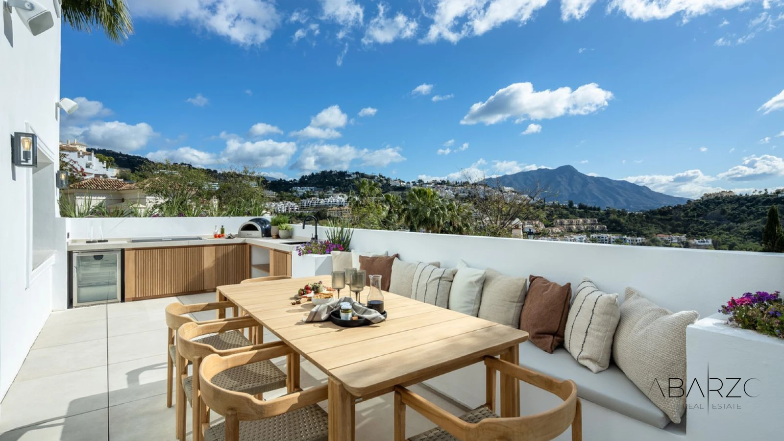 Luxury Villa with Golf and Sea Views in Los Arqueros, Benahavis — interior, Los Arqueros, Benahavís (3 of 32)