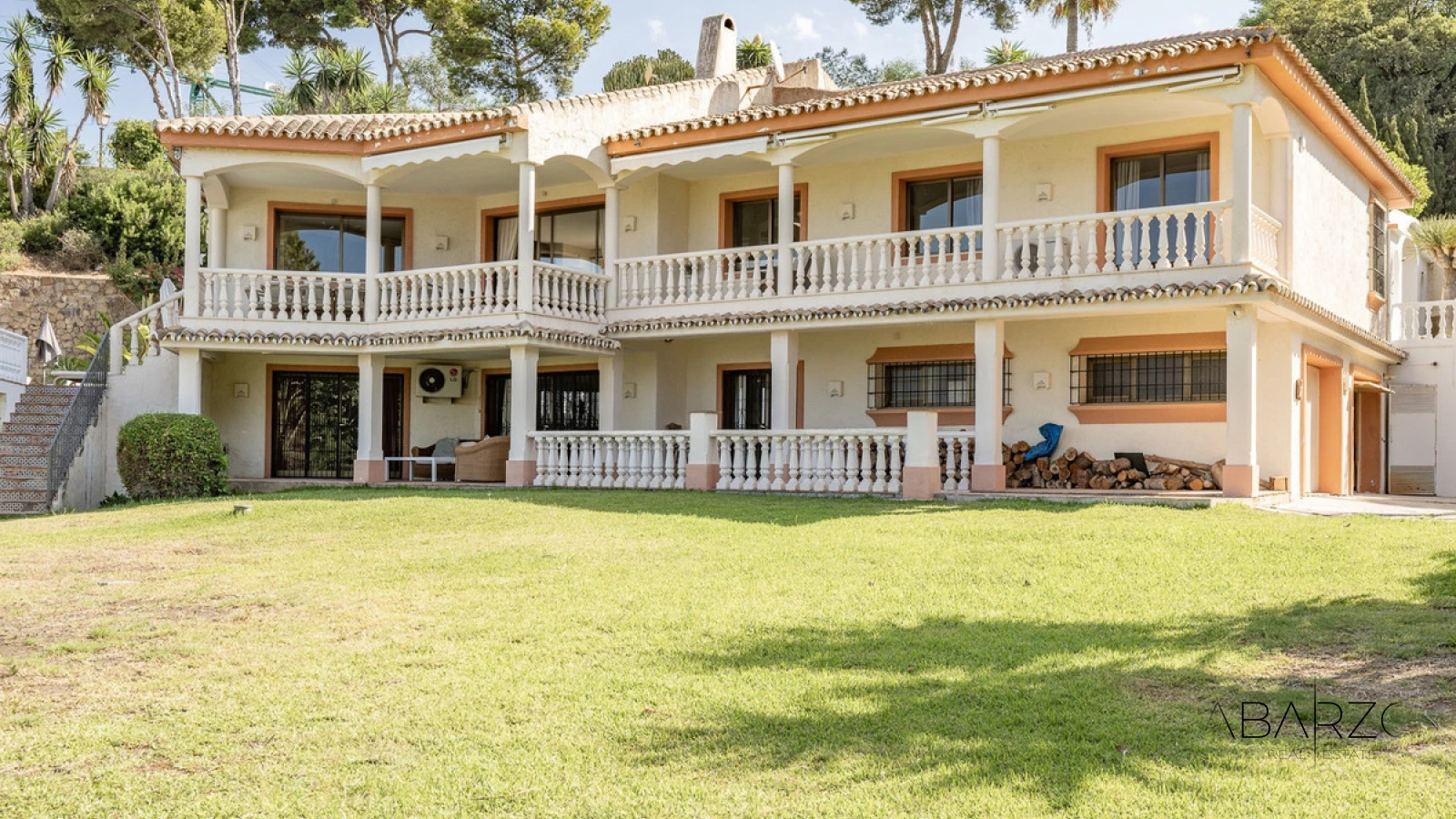 Villa con vistas al mar y piscina privada en Marbella — luxury property for sale in Marbella East, Marbella