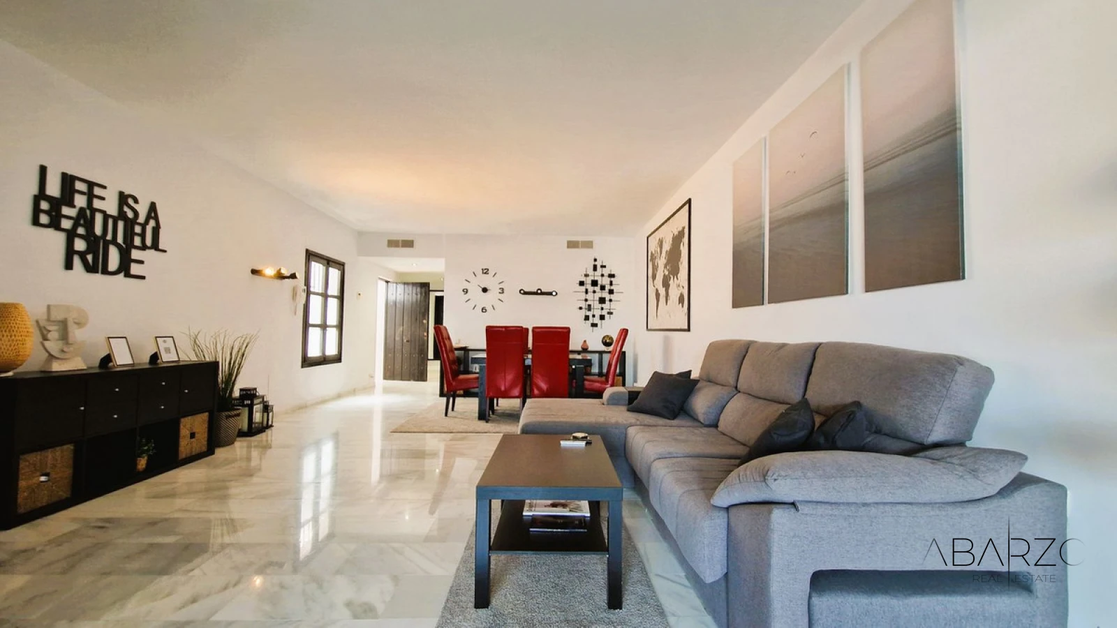 Spacious Apartment for Sale in Quiet Area of Puerto Banús with Terrace and Rental License — luxury property for sale in Puerto Banús, Marbella