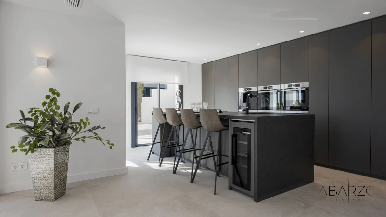 Fully Renovated Villa with Panoramic Sea Views in Los Flamingos Golf Resort — interior, Los Flamingos, Benahavís (29 of 49)