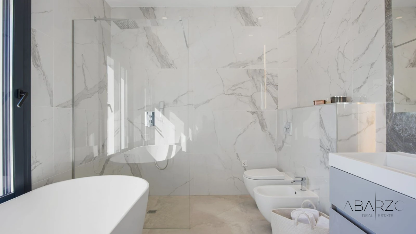 Fully Renovated Villa with Panoramic Sea Views in Los Flamingos Golf Resort — interior, Los Flamingos, Benahavís (44 of 49)