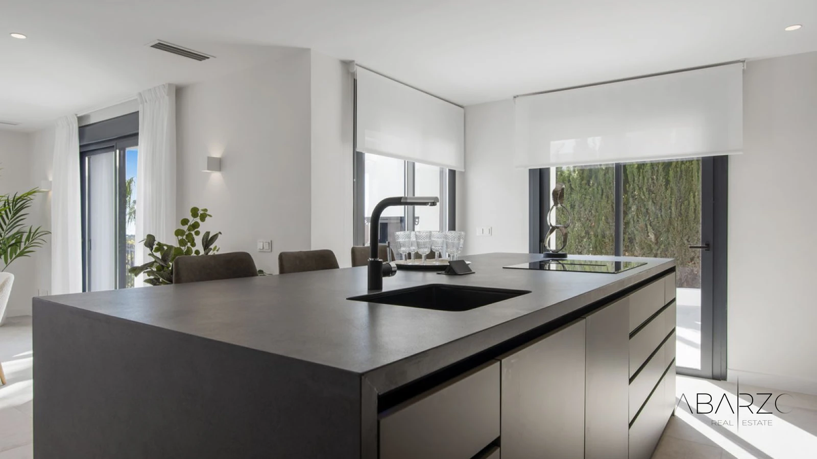 Fully Renovated Villa with Panoramic Sea Views in Los Flamingos Golf Resort — interior, Los Flamingos, Benahavís (30 of 49)