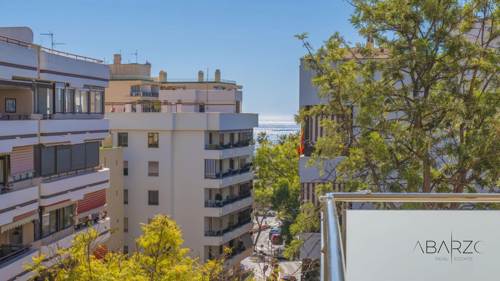 Charming three-bedroom apartment with sea views in Marbella center — luxury property for sale in Marbella Centro, Marbella