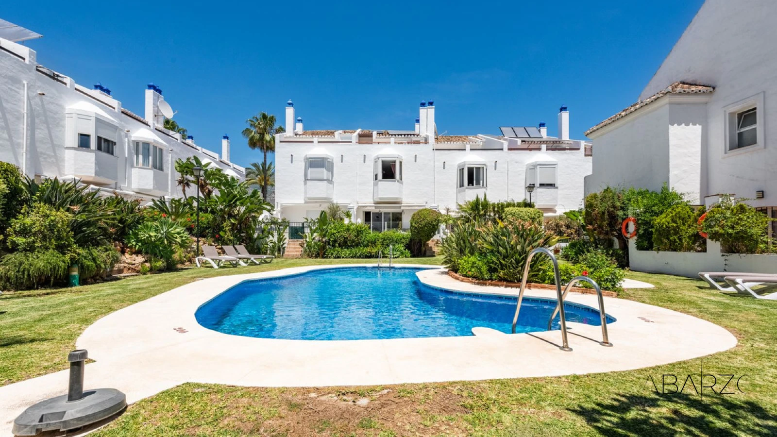 Casa adosada con piscina y vistas a la montaña en La Milla de Oro, Marbella — luxury property for sale in Golden Mile, Marbella