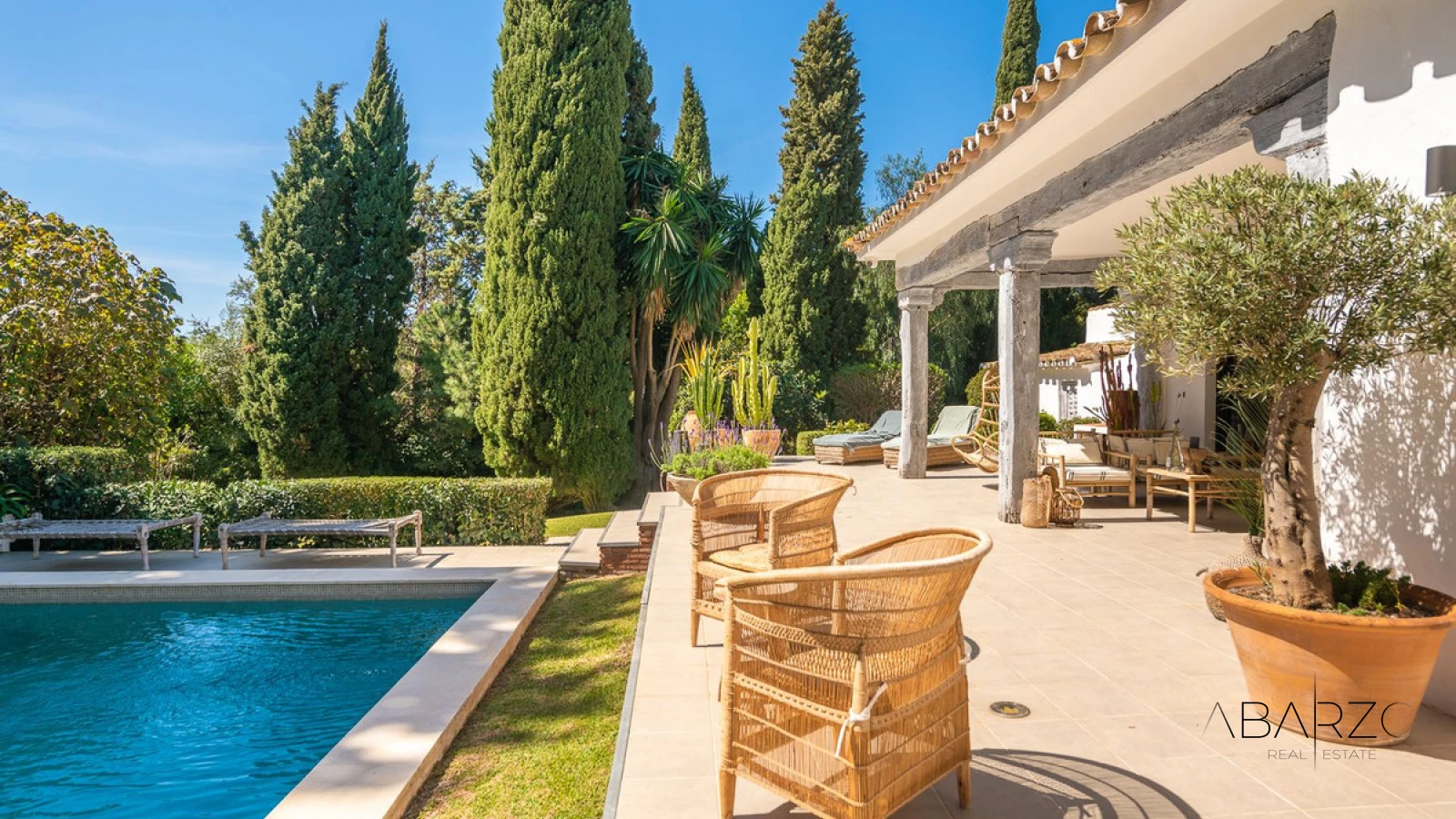 Villa con jardines privados maduros en Las Chapas, Marbella — luxury property for sale in Marbella East, Marbella