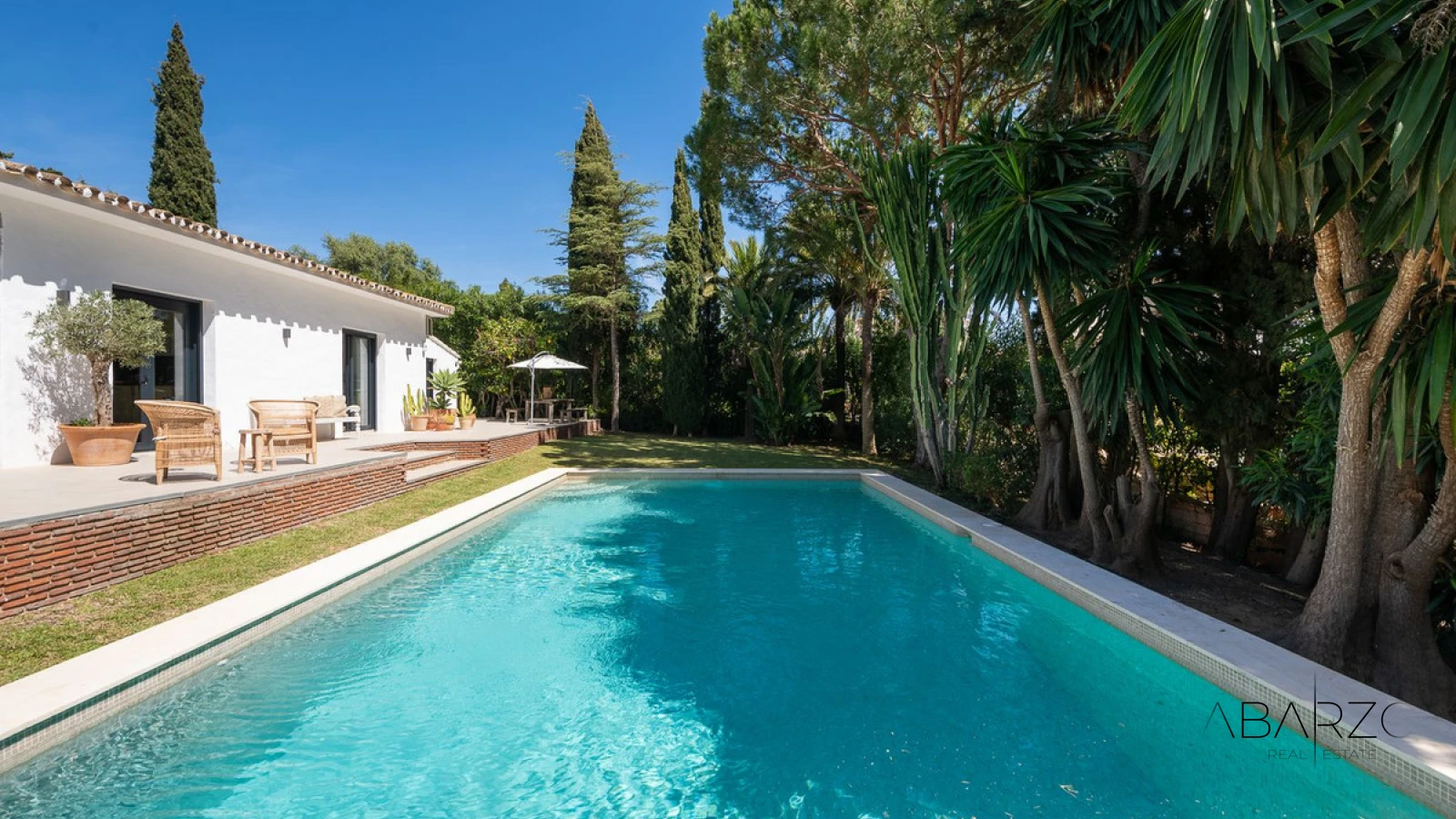 Villa con jardines privados maduros en Las Chapas, Marbella — interior, Marbella East, Marbella (3 of 43)