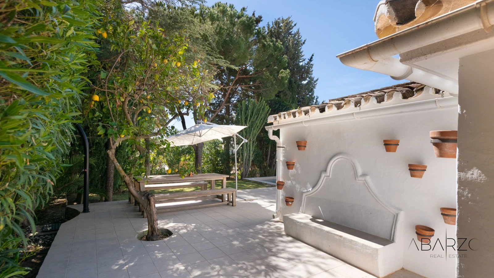 Villa con jardines privados maduros en Las Chapas, Marbella — interior, Marbella East, Marbella (33 of 43)