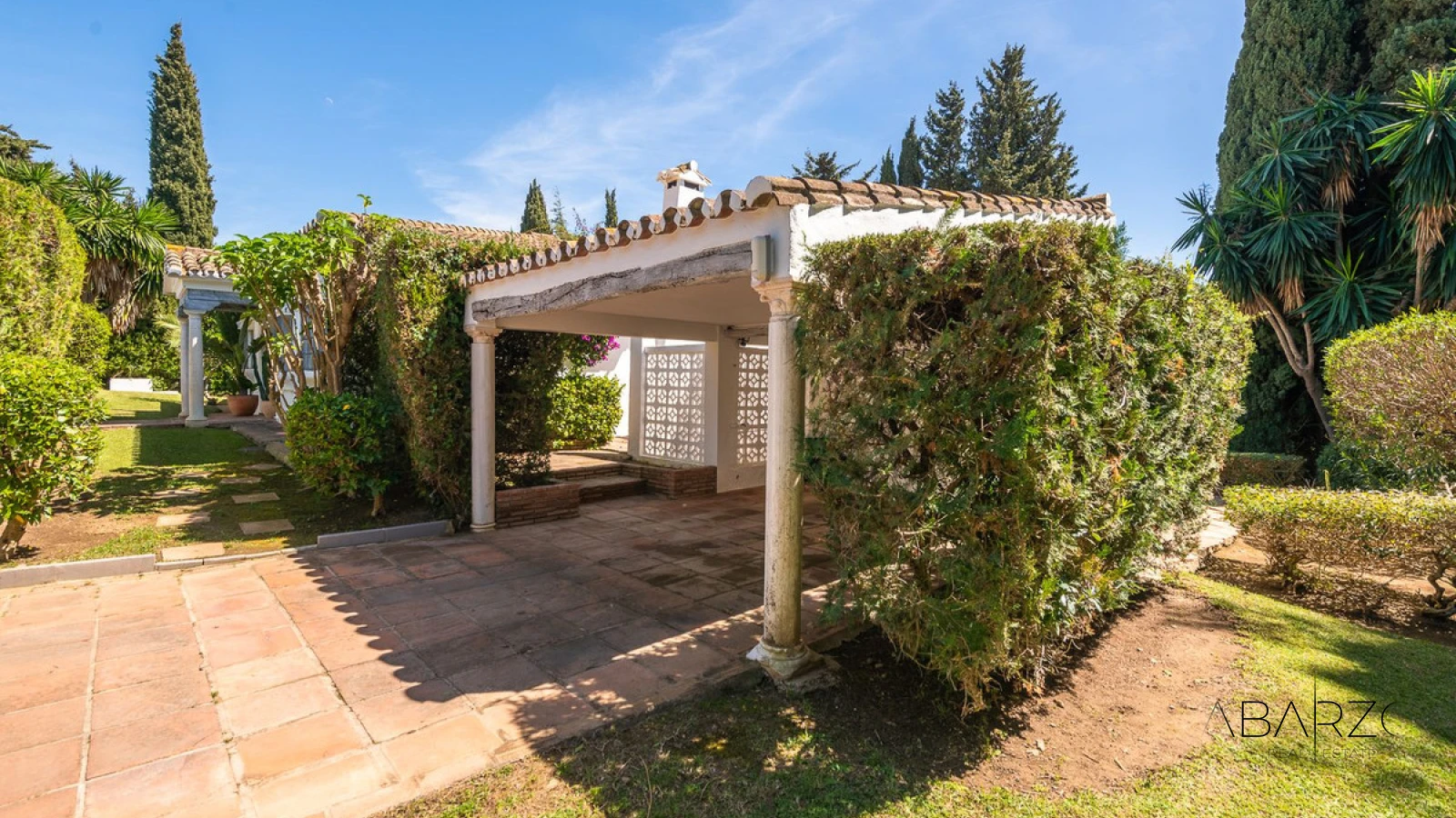 Villa con jardines privados maduros en Las Chapas, Marbella — interior, Marbella East, Marbella (41 of 43)