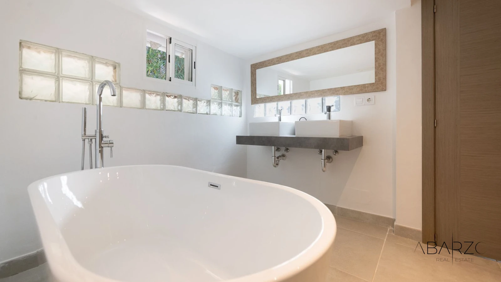 Villa con jardines privados maduros en Las Chapas, Marbella — interior, Marbella East, Marbella (34 of 43)