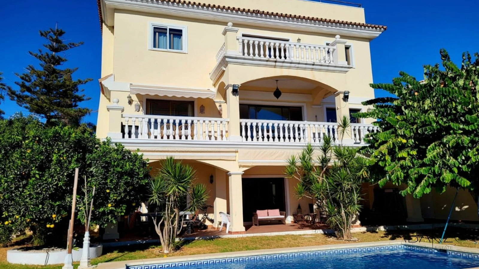 Exquisita Villa Andaluza Cerca del Centro de Marbella con Vistas al Mar y Terraza en la Azotea — luxury property for sale in Marbella Centro, Marbella