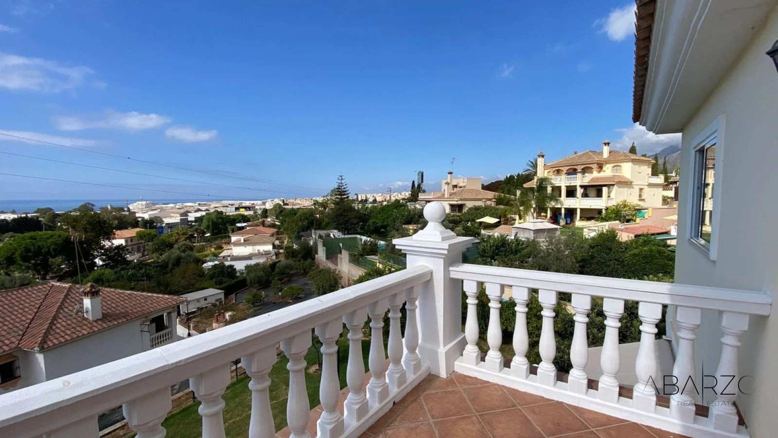 Exquisita Villa Andaluza Cerca del Centro de Marbella con Vistas al Mar y Terraza en la Azotea — interior, Marbella Centro, Marbella (6 of 18)
