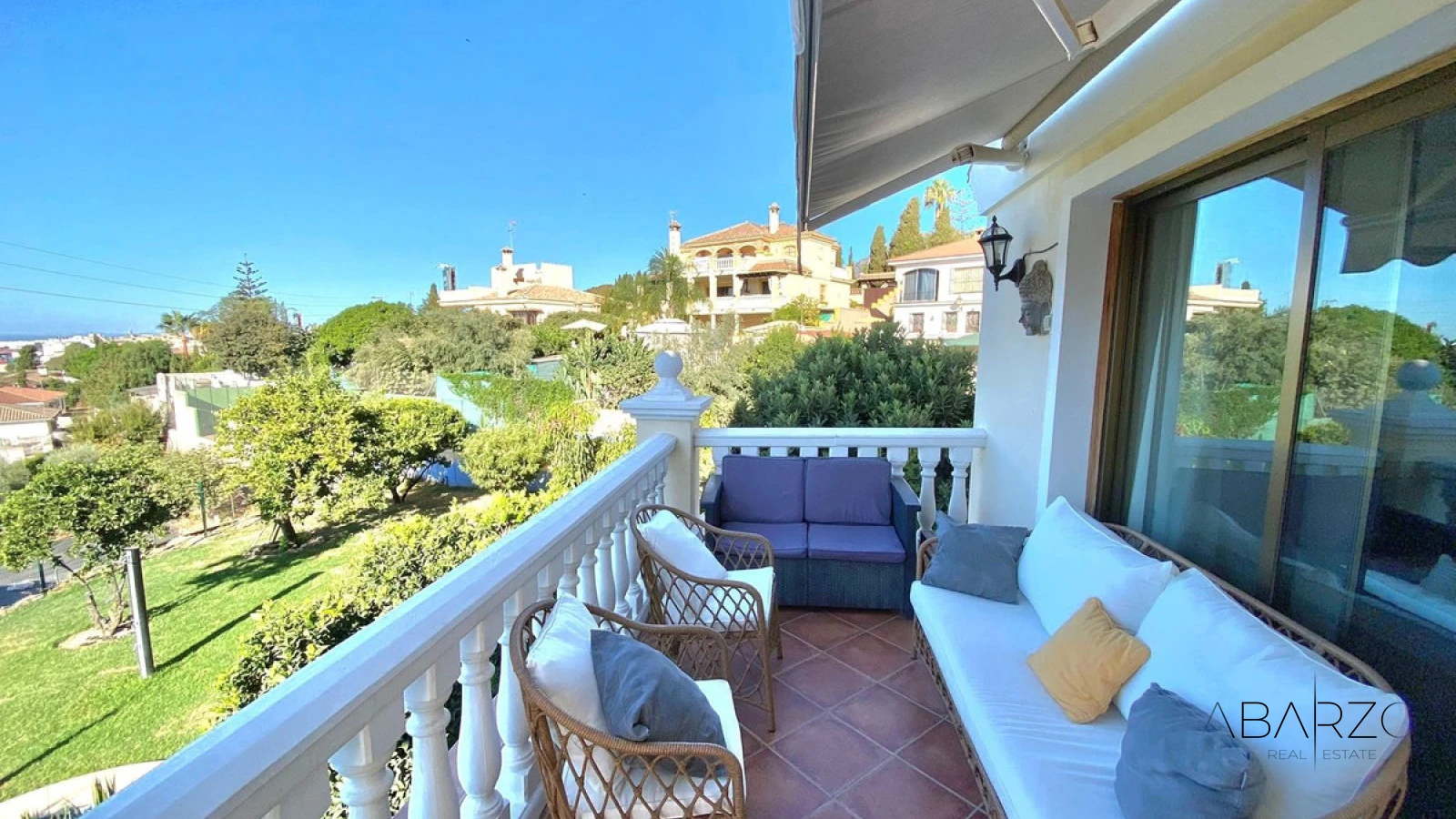 Exquisita Villa Andaluza Cerca del Centro de Marbella con Vistas al Mar y Terraza en la Azotea — interior, Marbella Centro, Marbella (2 of 18)