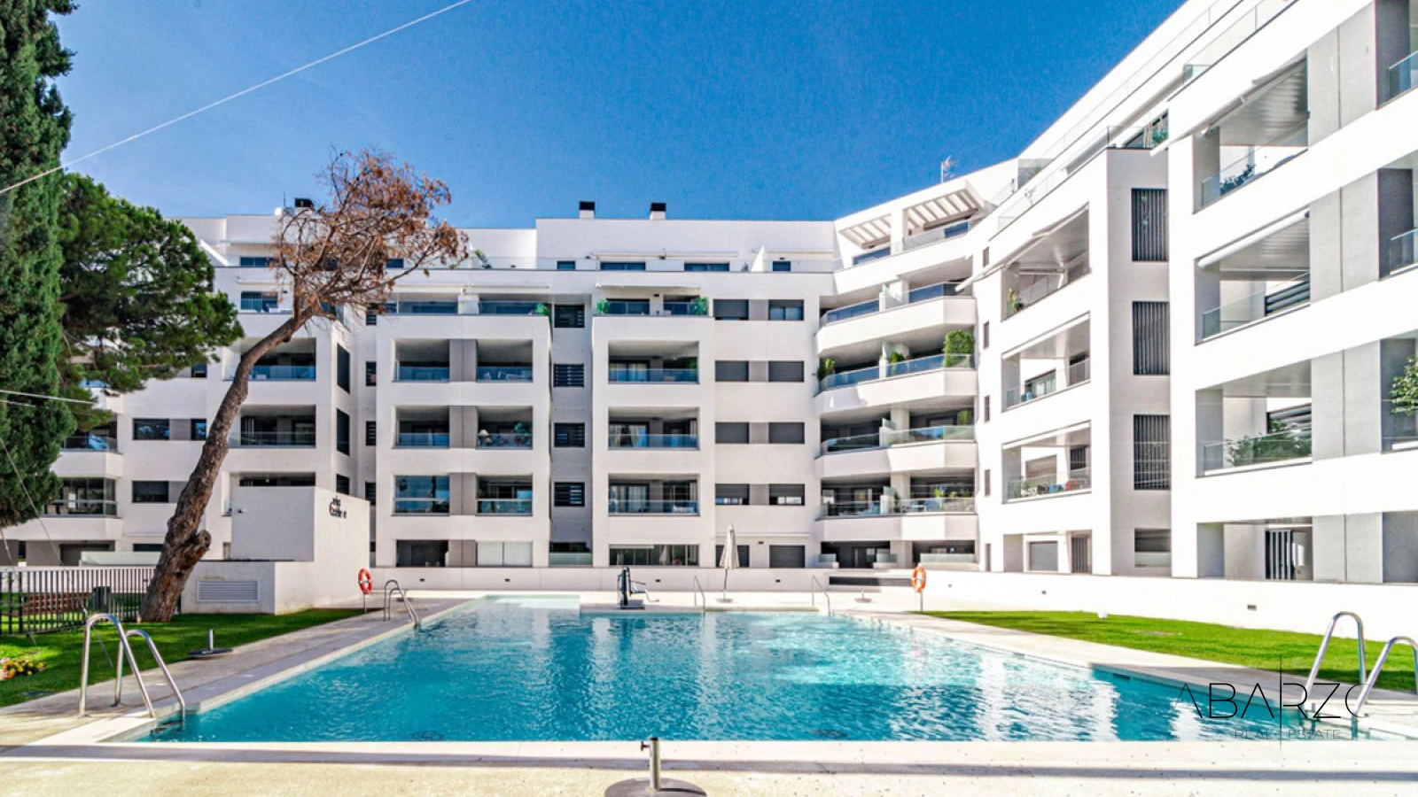 Apartamento con terrazas y estacionamiento en Marbella cerca del Paseo Marítimo — luxury property for sale in Marbella Centro, Marbella