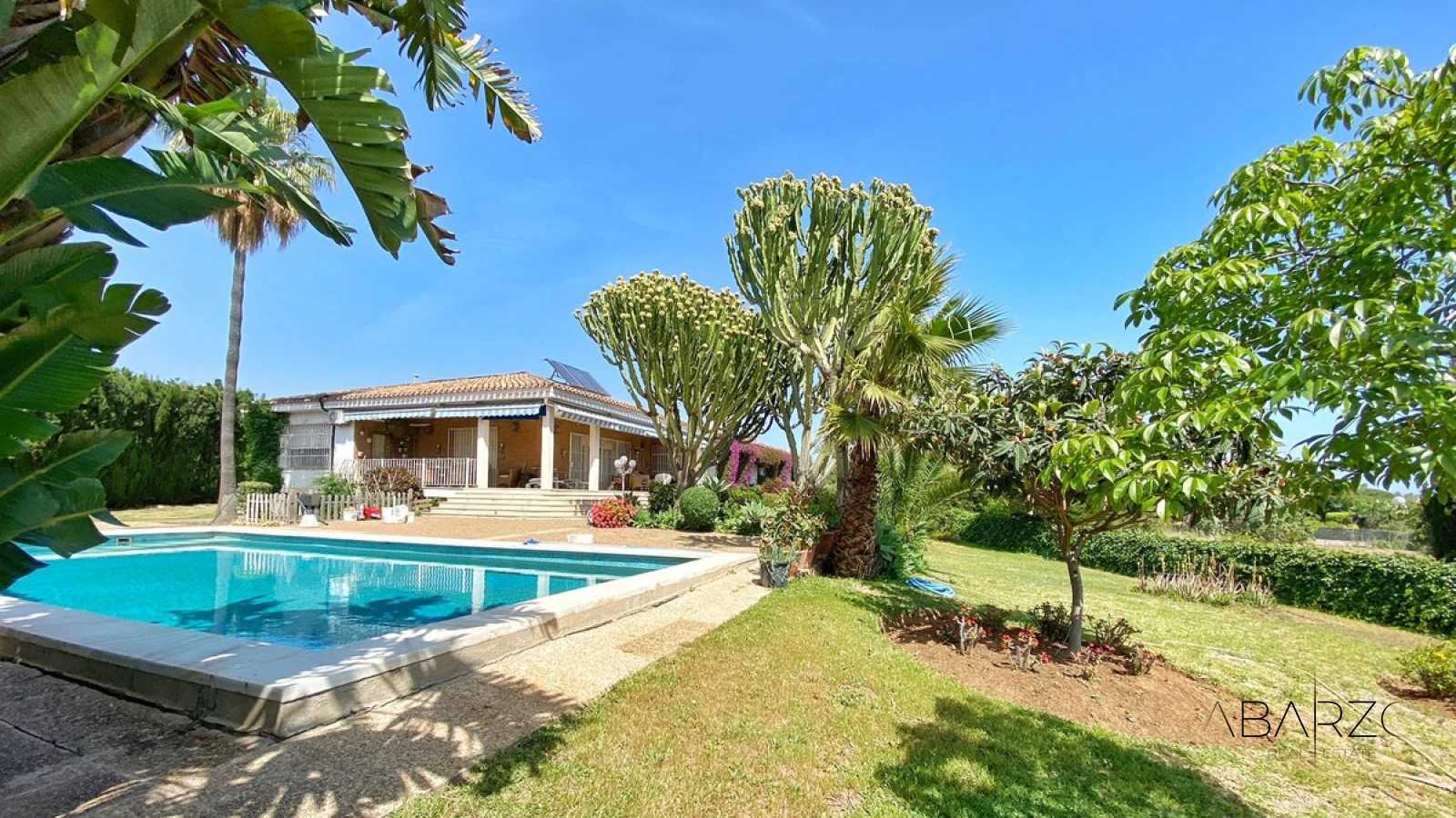 Impresionante Villa Independiente en el Centro de Marbella con Vistas al Mar y Amplios Espacios — luxury property for sale in Marbella Centro, Marbella