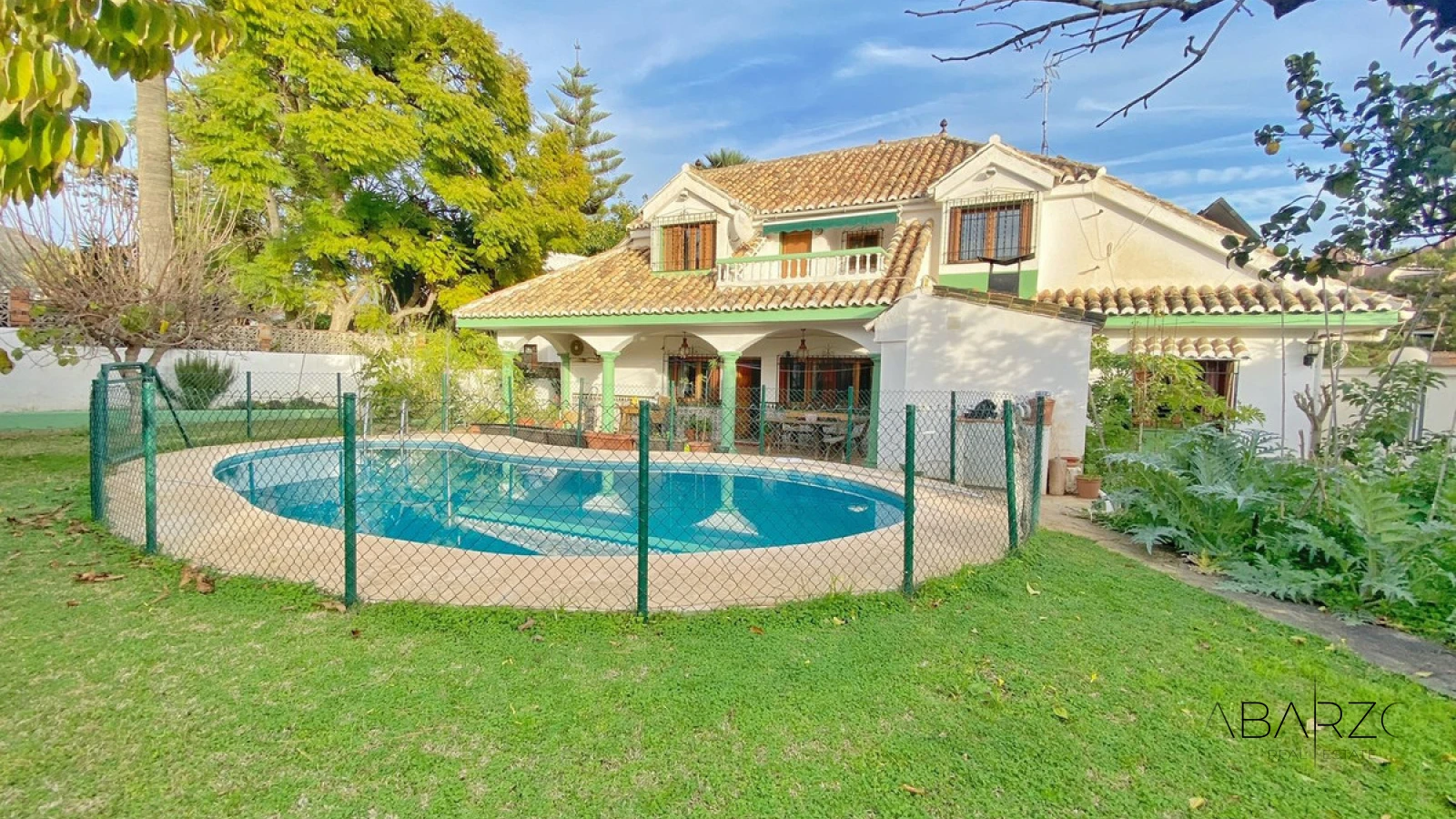 Amplia villa independiente en zona exclusiva de Marbella con gran jardín y piscina — luxury property for sale in Marbella Centro, Marbella