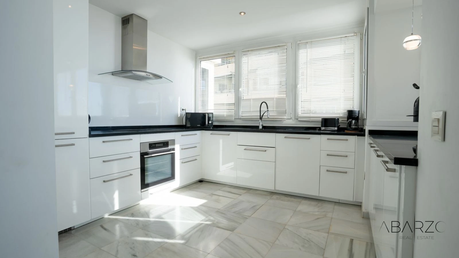 Beachfront Apartment in Marbella with Sea Views and Spacious Terrace — interior, Marbella Centro, Marbella (12 of 39)