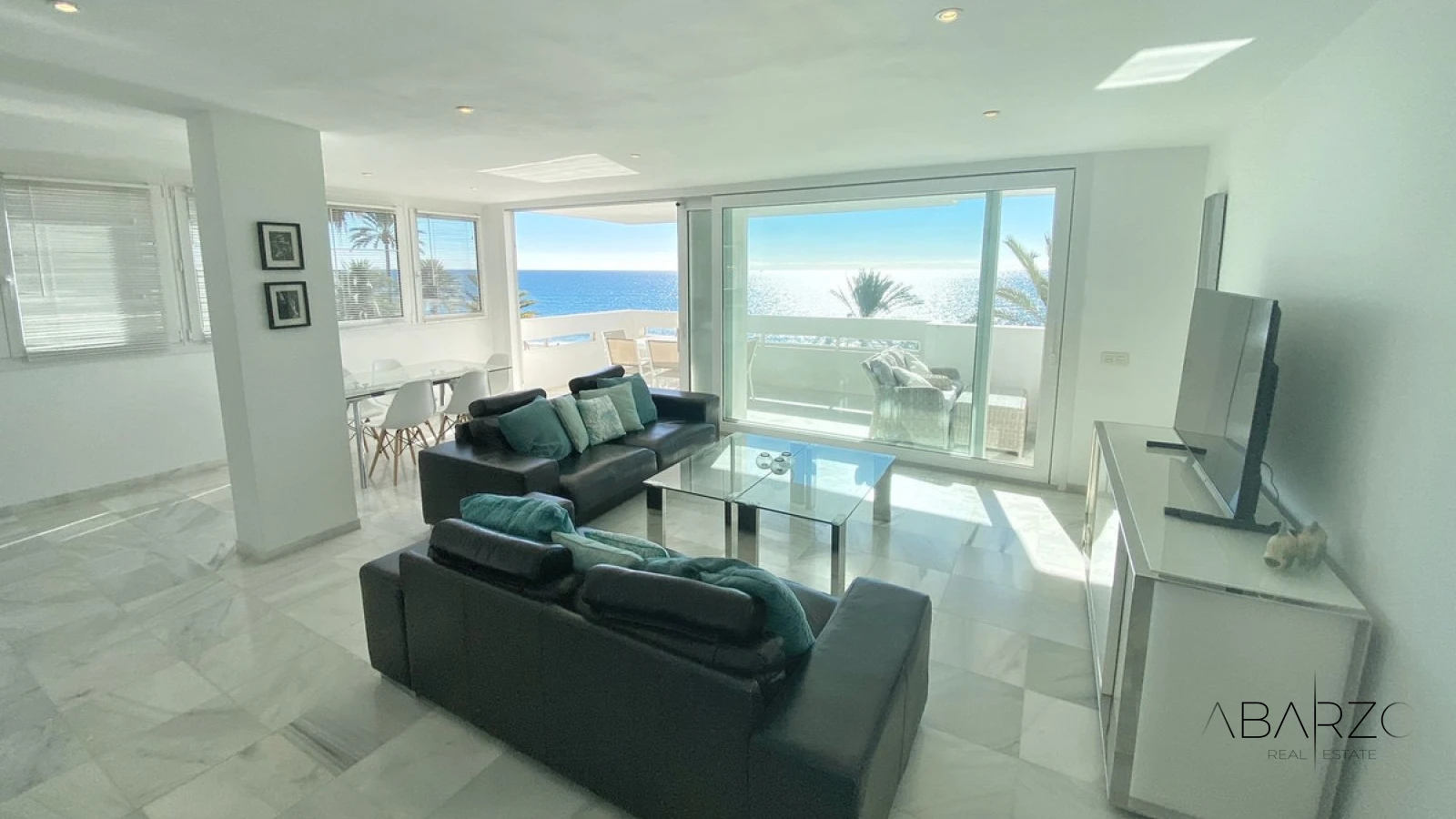 Beachfront Apartment in Marbella with Sea Views and Spacious Terrace — interior, Marbella Centro, Marbella (3 of 39)