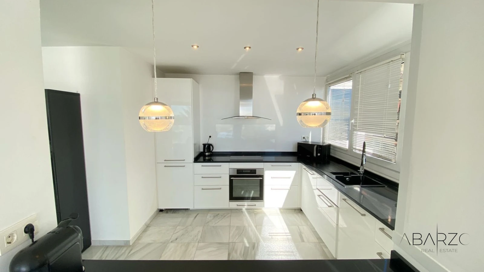 Beachfront Apartment in Marbella with Sea Views and Spacious Terrace — interior, Marbella Centro, Marbella (10 of 39)