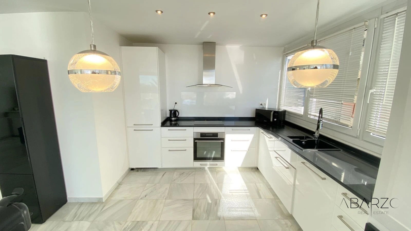 Beachfront Apartment in Marbella with Sea Views and Spacious Terrace — interior, Marbella Centro, Marbella (11 of 39)