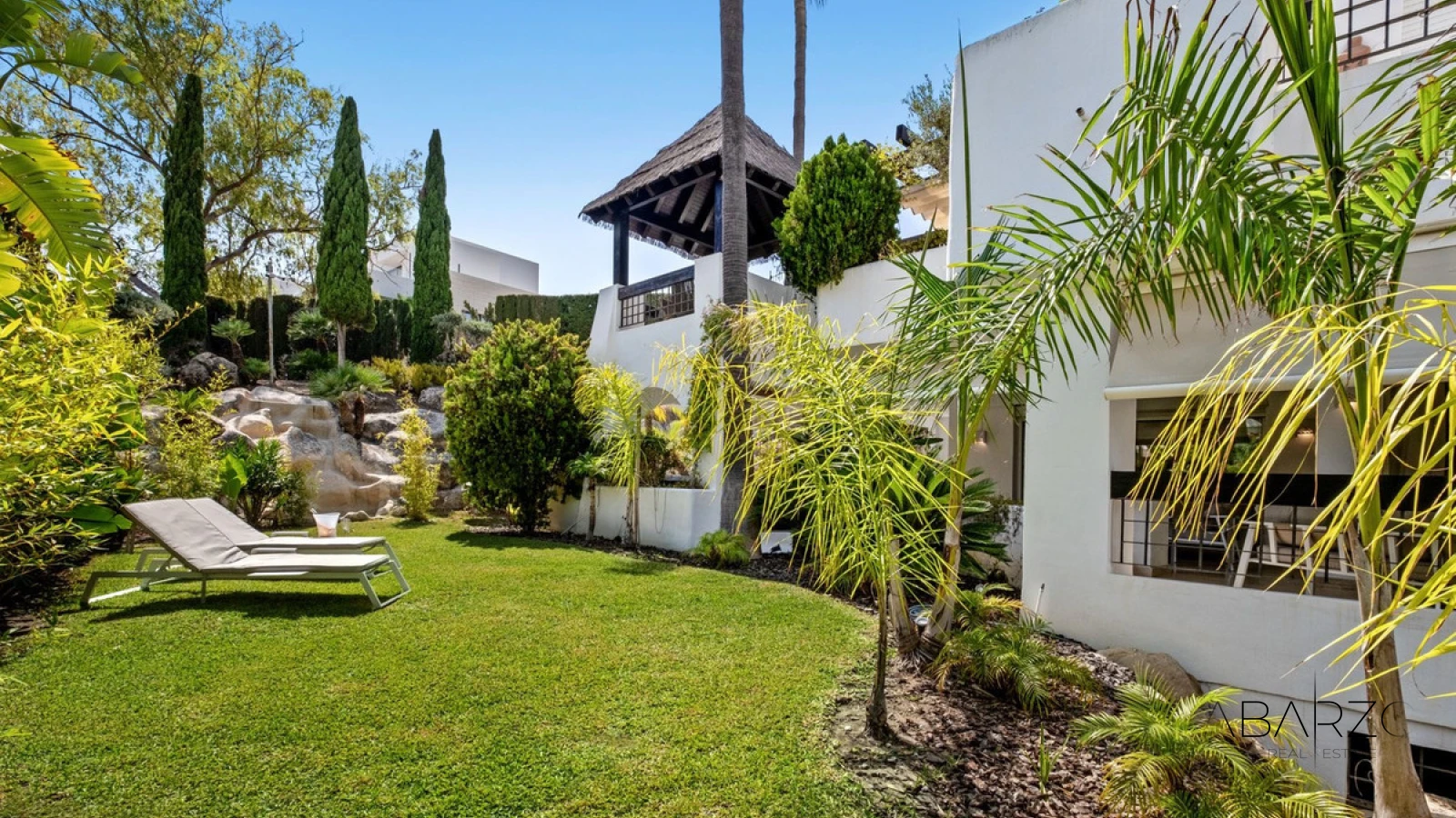 Apartamento con jacuzzi y jardín en Rio Real Golf — luxury property for sale in Marbella East, Marbella