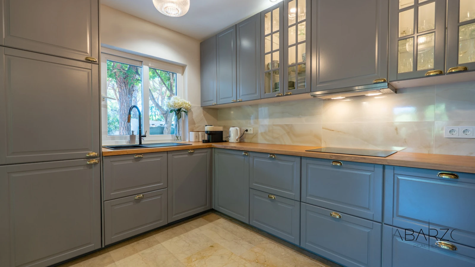 Fully Renovated Villa in Marbesa, Marbella East with Sea Views and Private Pool — interior, Marbella East, Marbella (17 of 48)