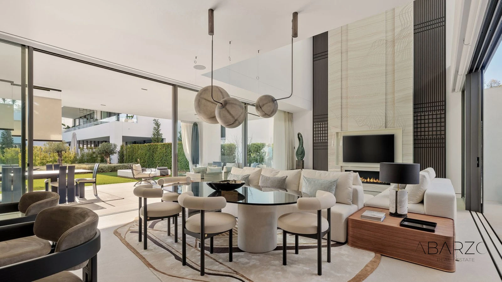 Villa de lujo con ascensor privado y vistas al mar desde la azotea en Marbella — luxury property for sale in The Golden Mile, Marbella