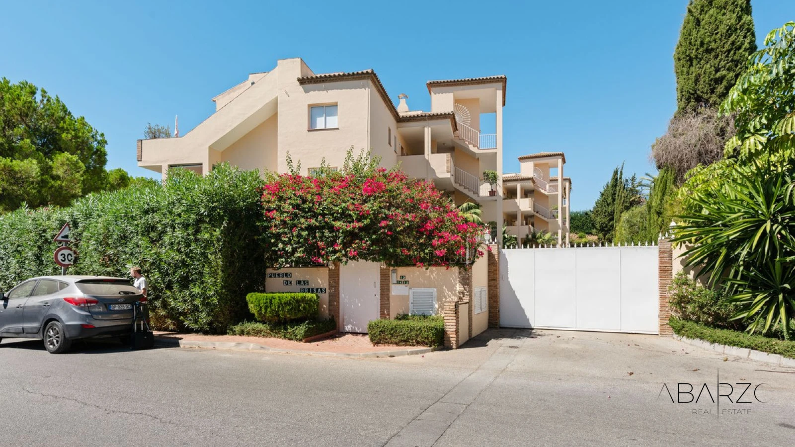 Ground Floor Apartment in Nueva Andalucía with Private Garden and Pool Access — interior, Nueva Andalucía, Marbella (2 of 35)