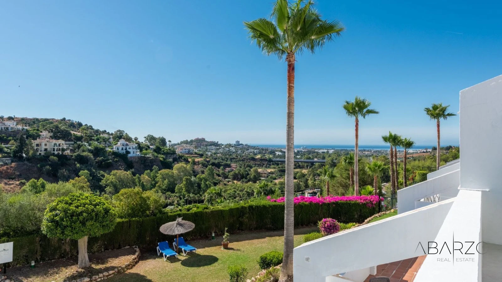Apartamento con vistas a la montaña y al mar en El Mirador, La Quinta — luxury property for sale in La Quinta, Benahavís