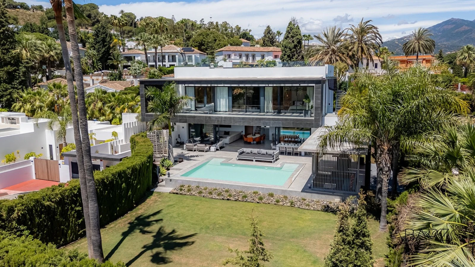 Casa moderna con vistas al mar y piscina en Las Brisas, Nueva Andalucía — luxury property for sale in Nueva Andalucía, Marbella