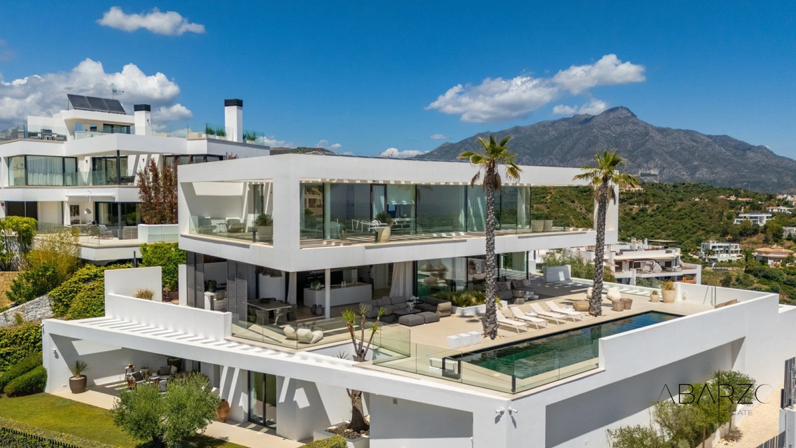 Villa con piscina climatizada y vistas al Mediterráneo en La Quinta — luxury property for sale in La Quinta, Benahavís