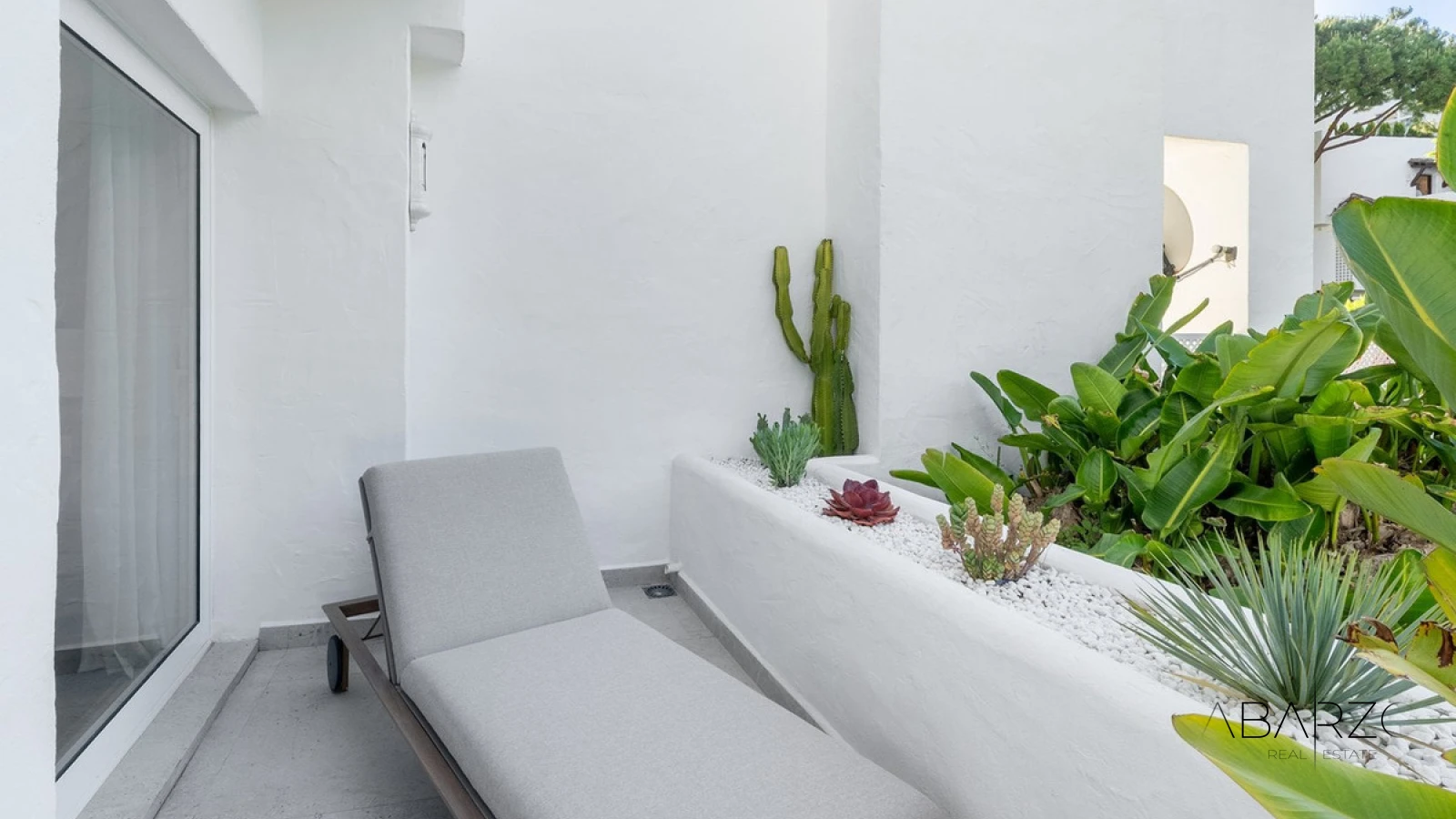 Apartamento renovado con jardín privado en la Milla de Oro, Marbella — interior, The Golden Mile, Marbella (14 of 25)