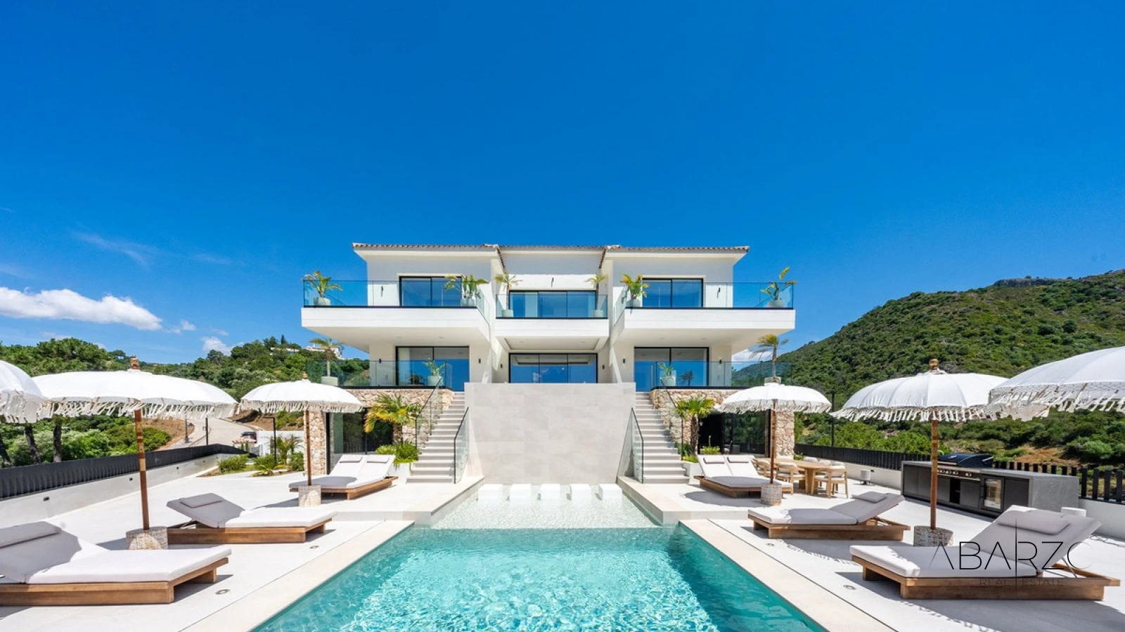 Villa de lujo con vistas al mar y piscina en Montemayor, Benahavis — luxury property for sale in Benahavís