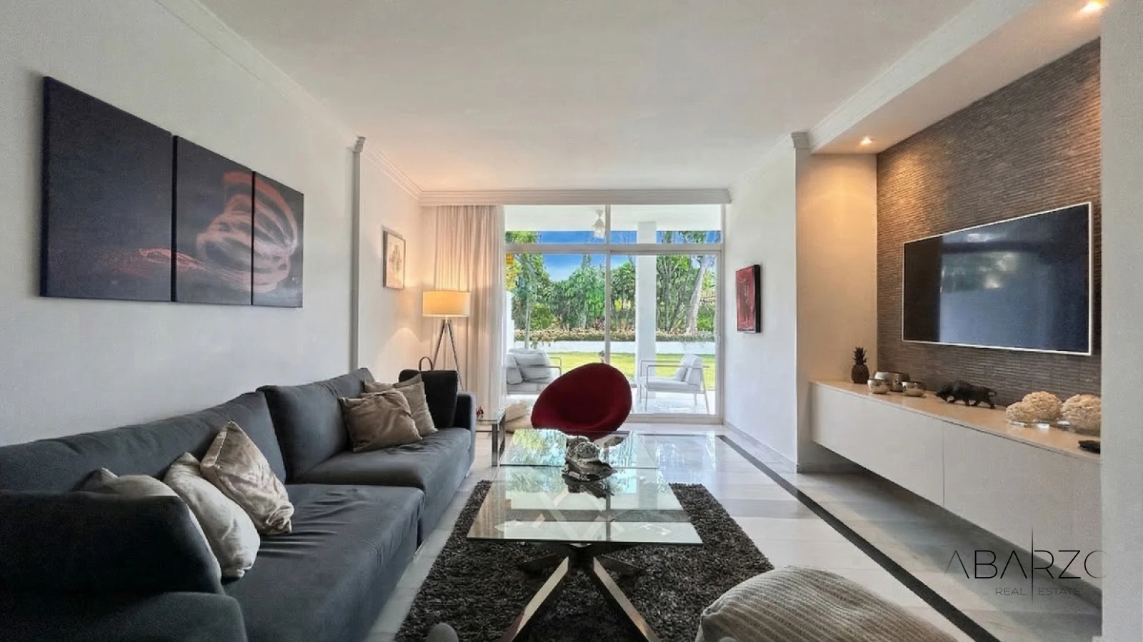 South-facing apartment in La Alcazaba, Marbella, with garden and luxury amenities — interior, Nueva Andalucía, Marbella (2 of 11)
