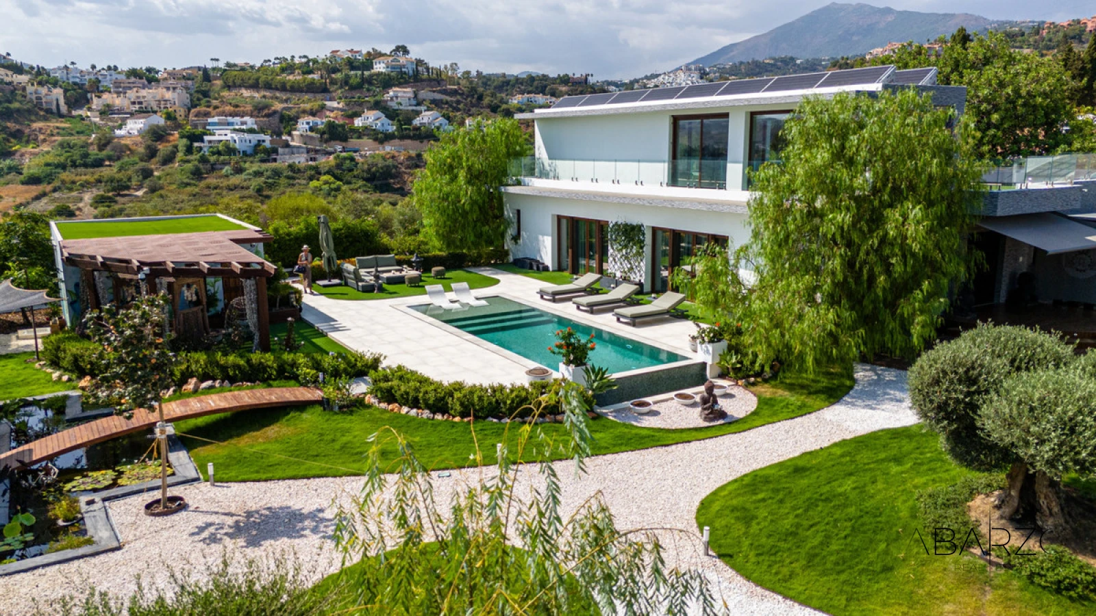 Villa TrueLove: Villa de lujo de 6 dormitorios en Benahavís con vistas a la montaña y piscina infinita — luxury property for sale in La Quinta, Benahavís