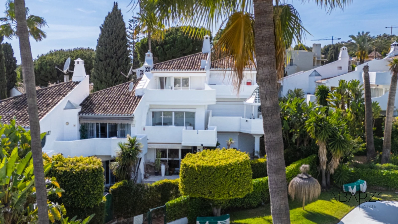 Casa adosada en Marbella con jardín y piscina comunitaria en Sierra Blanca — luxury property for sale in Golden Mile, Marbella