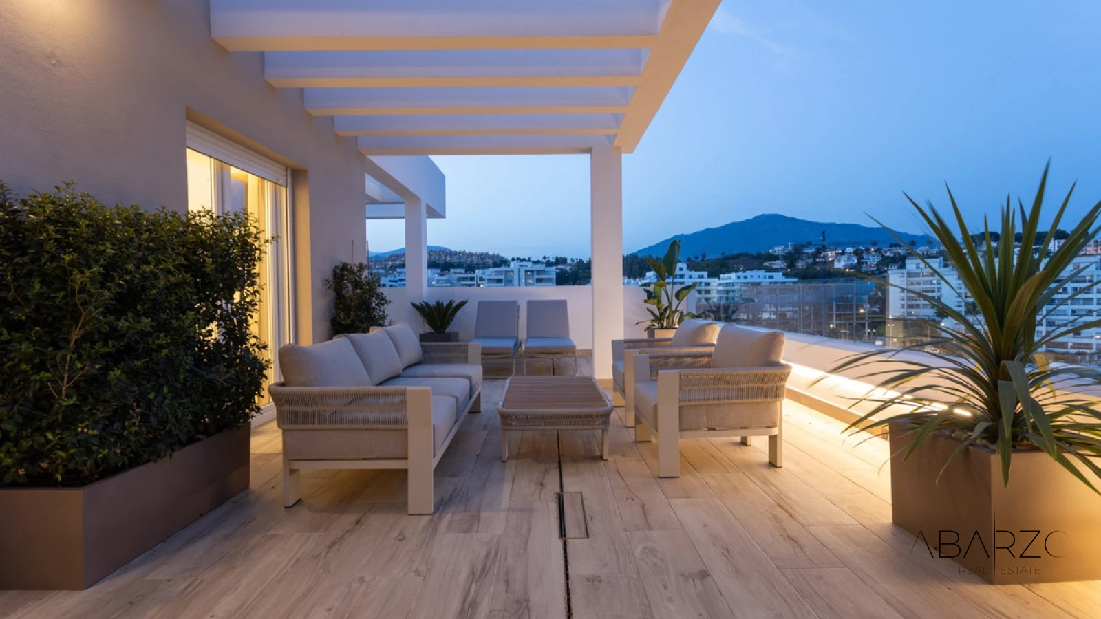 Ático con piscina en la azotea en Nueva Andalucía, Marbella — luxury property for sale in Nueva Andalucía, Marbella