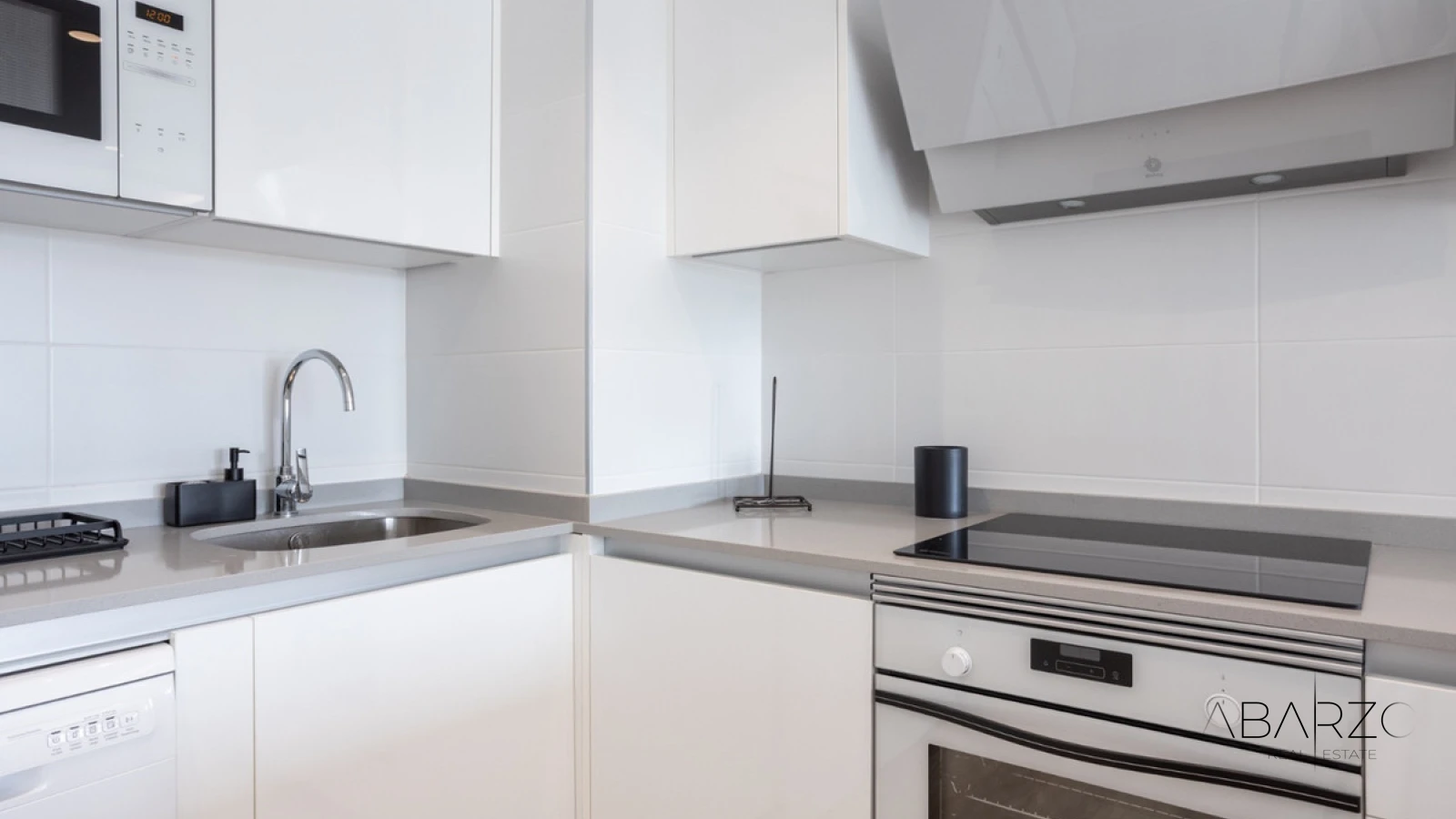 Apartamento con terraza y piscina en la azotea en La Campana Marbella — interior, Nueva Andalucía, Marbella (37 of 49)