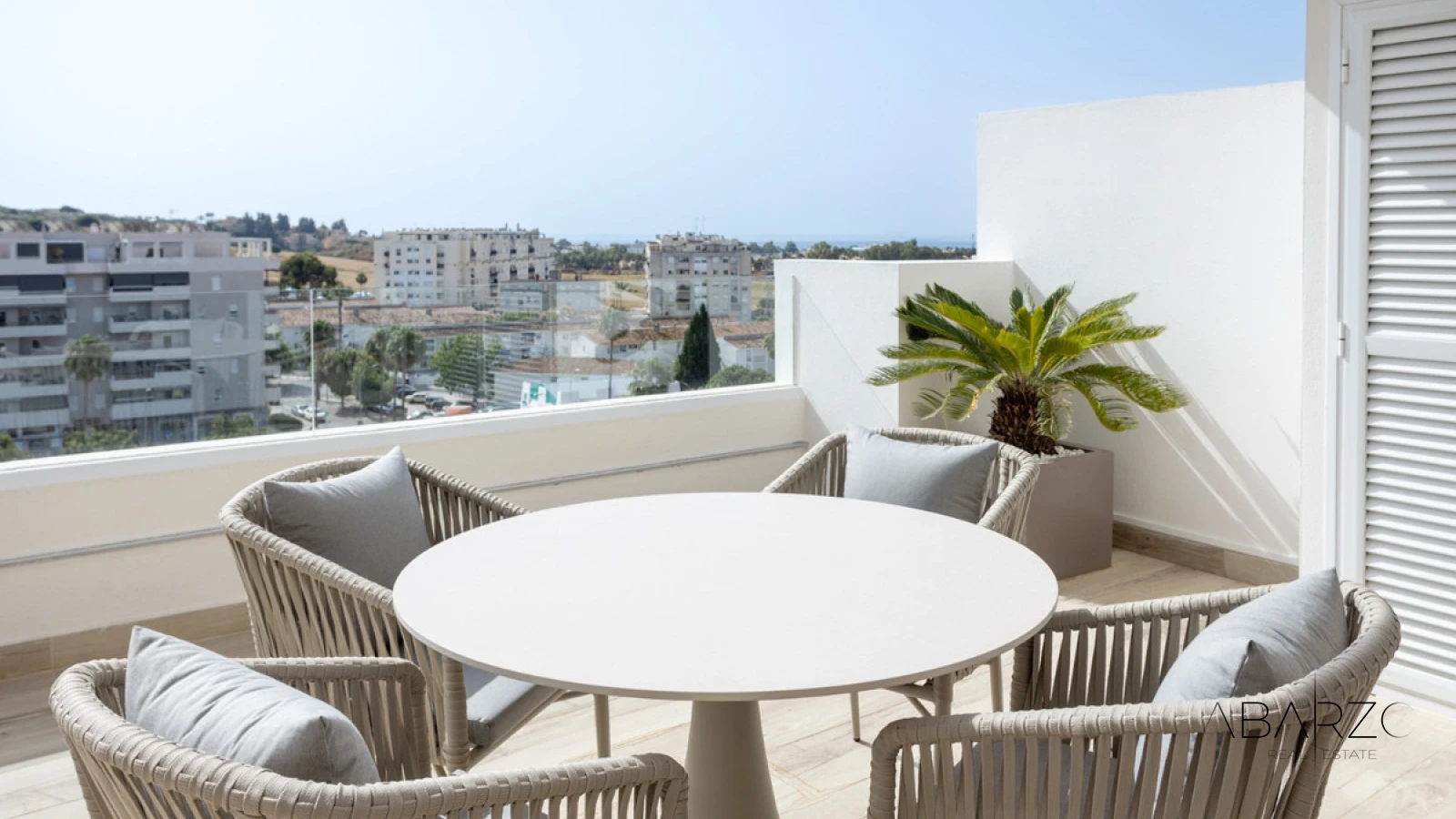 Apartamento con terraza y piscina en la azotea en La Campana Marbella — interior, Nueva Andalucía, Marbella (40 of 49)