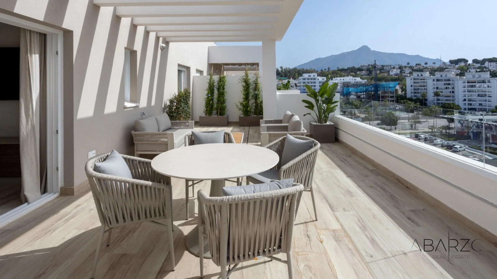 Apartamento con terraza y piscina en la azotea en La Campana Marbella — interior, Nueva Andalucía, Marbella (27 of 49)