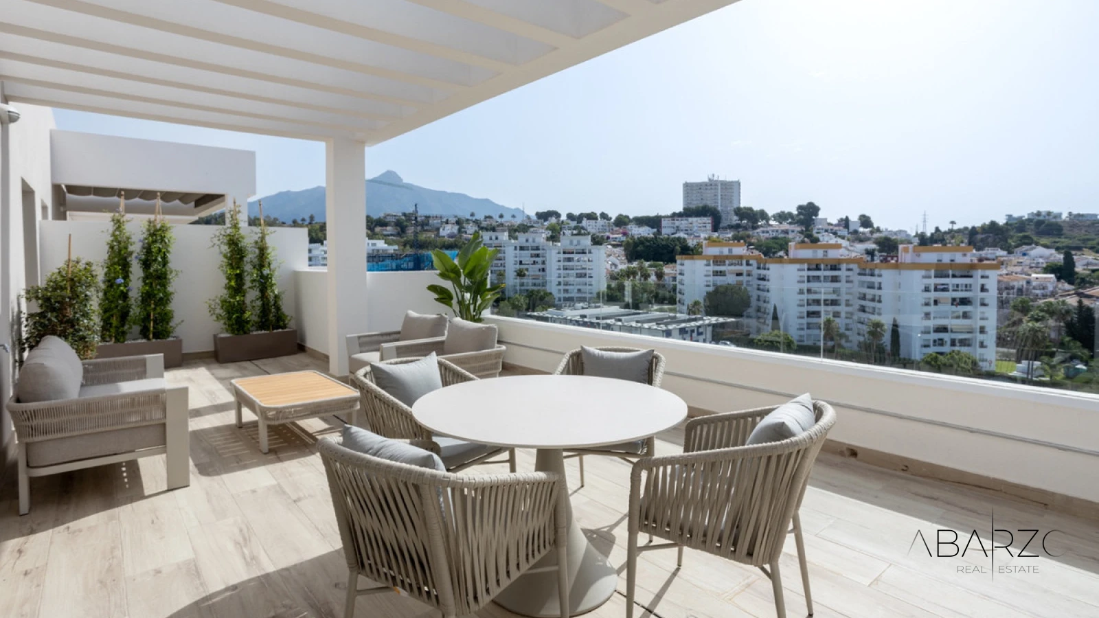 Apartamento con terraza y piscina en la azotea en La Campana Marbella — luxury property for sale in Nueva Andalucía, Marbella