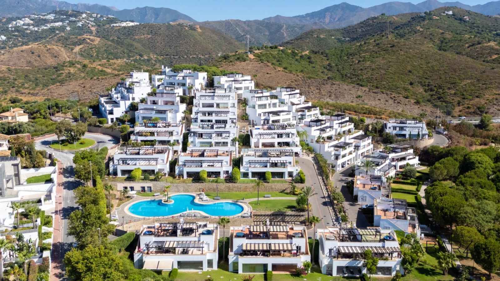 Casa adosada con vistas al mar y solárium en la azotea en Marbella Este — luxury property for sale in Marbella East, Marbella