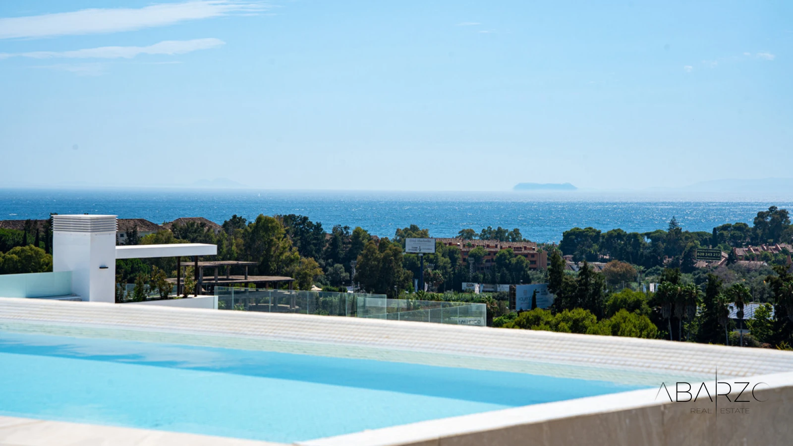 Ático con piscina en la azotea y vistas al mar en Marbella Este — luxury property for sale in Marbella East, Marbella