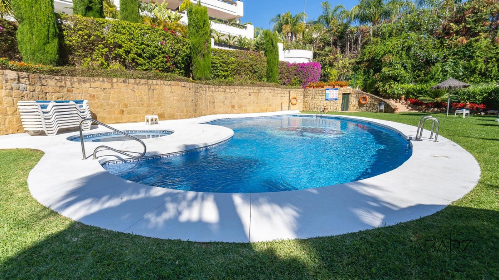 Apartamento con piscina en comunidad cerrada, Nueva Andalucía — luxury property for sale in Nueva Andalucía, Marbella