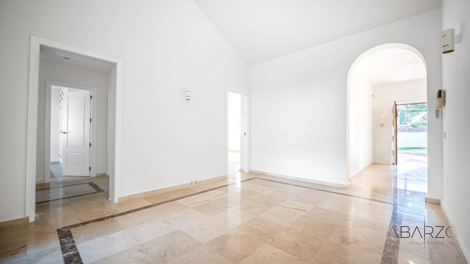 Villa mediterránea en Nueva Andalucía con piscina y vistas al golf — interior, Nueva Andalucía, Marbella (8 of 28)